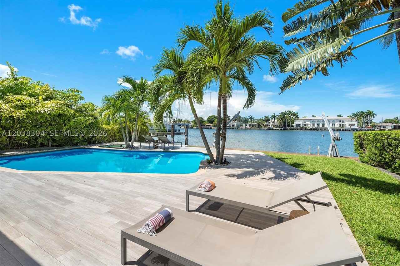 365 N Shore Dr - Photo 4 of 50