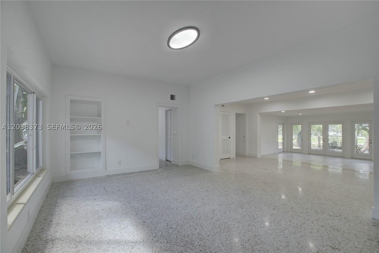 616 Sw 11th Ct - Photo 5 of 50