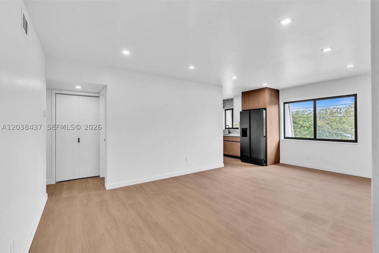 1924 Ne 26th St #4 - Photo 2 of 35