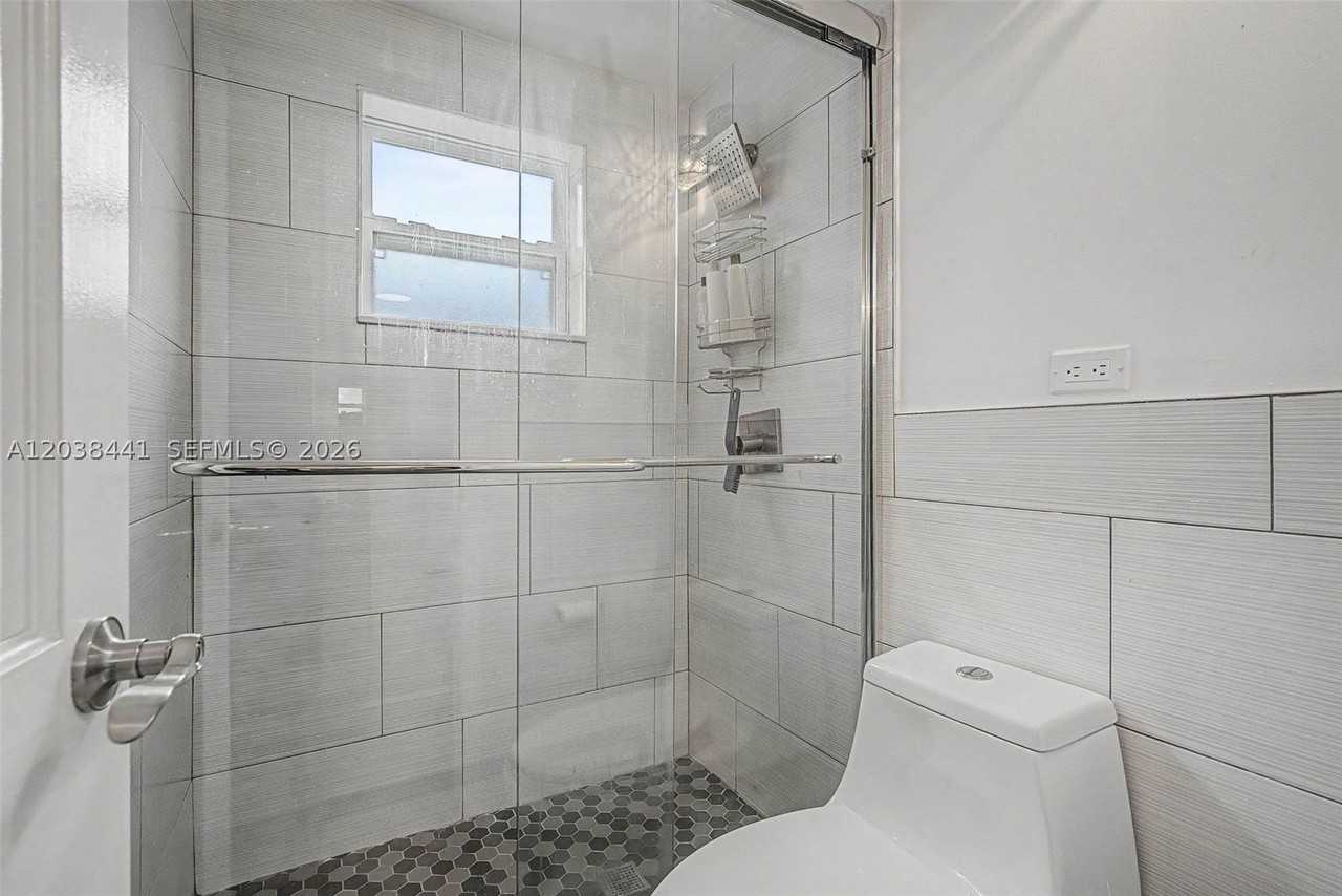 5910 Sw 62nd Ter #0 - Photo 5 of 19