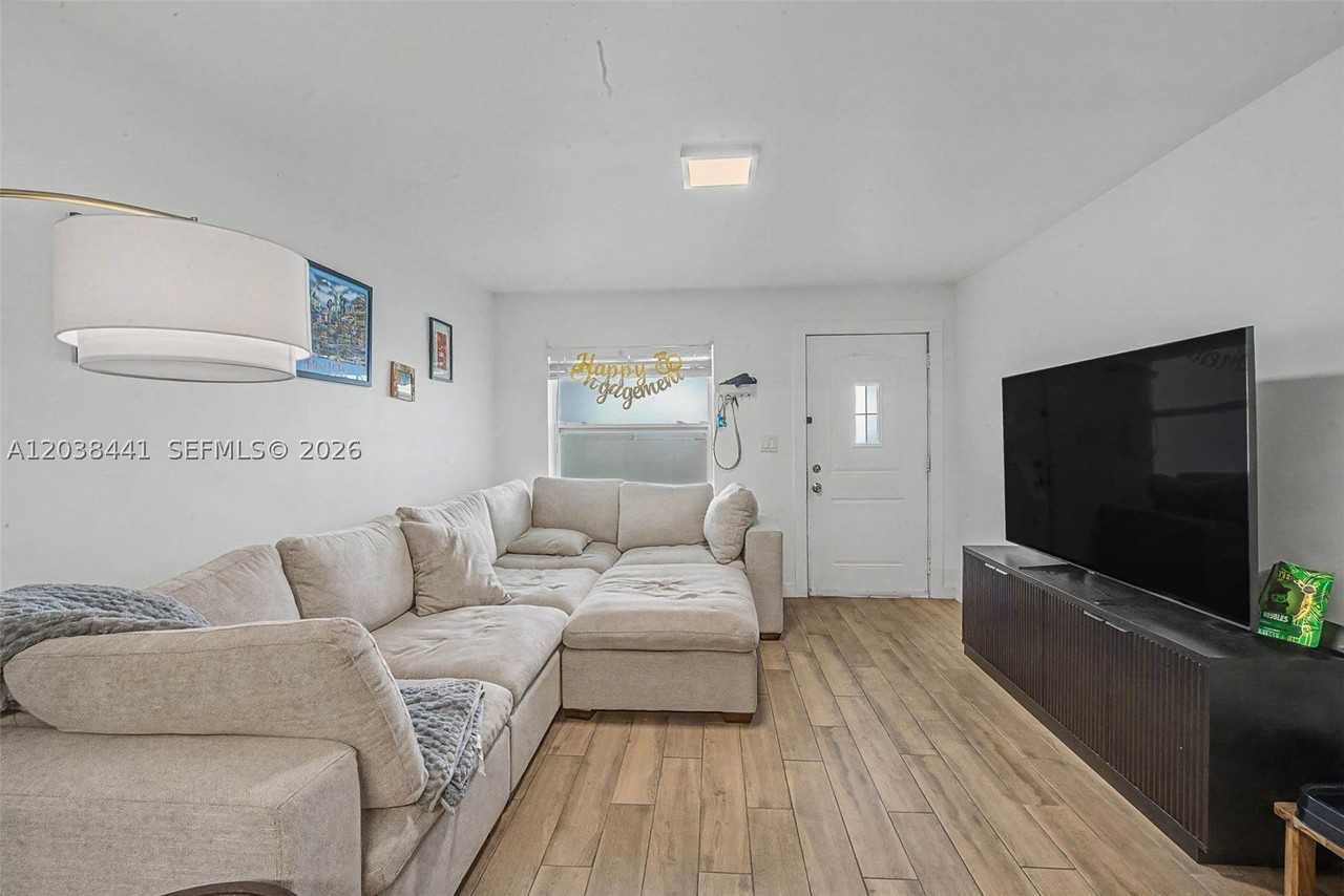 5910 Sw 62nd Ter #0 - Photo 7 of 19