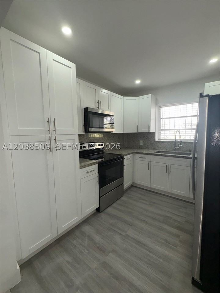 2920 Sw 15th St - Photo 3 of 21