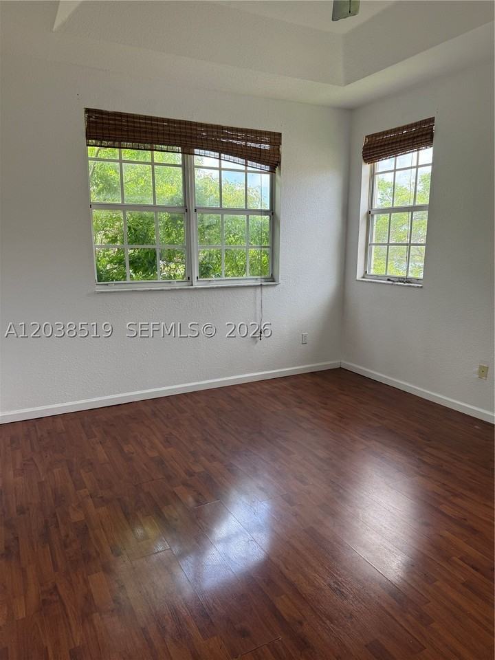 551 Ne 21st Ter - Photo 2 of 4