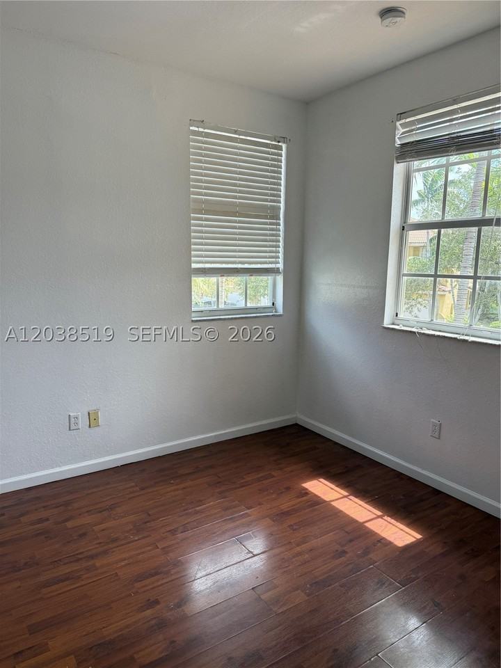 551 Ne 21st Ter - Photo 3 of 4