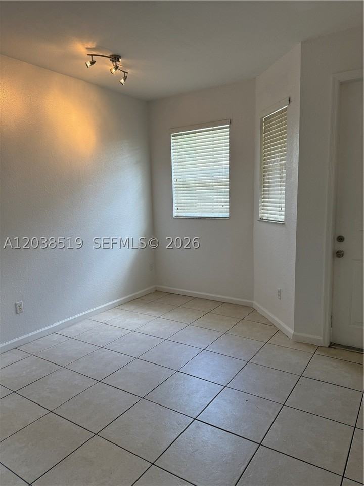 551 Ne 21st Ter - Photo 4 of 4