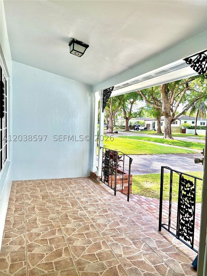 1506 Delgado Ave - Photo 4 of 14