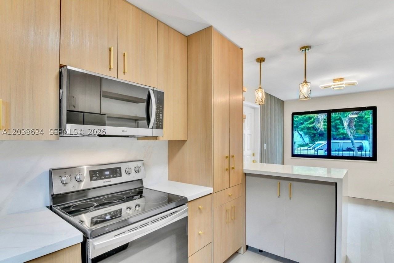 910 Sw 9th St - Photo 3 of 21
