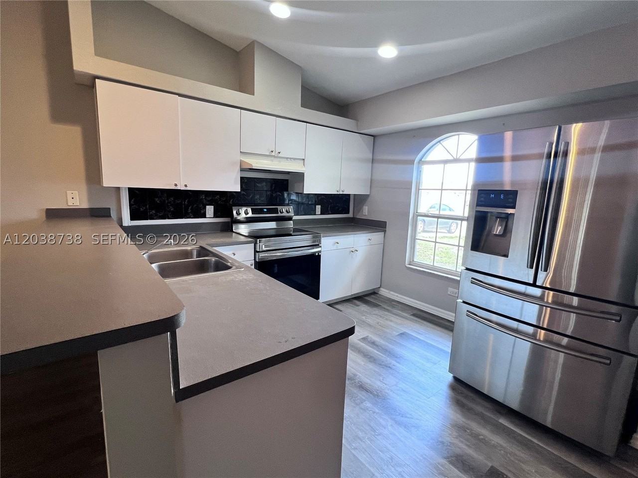 1808 Sw Santa Barbara Pl - Photo 2 of 15