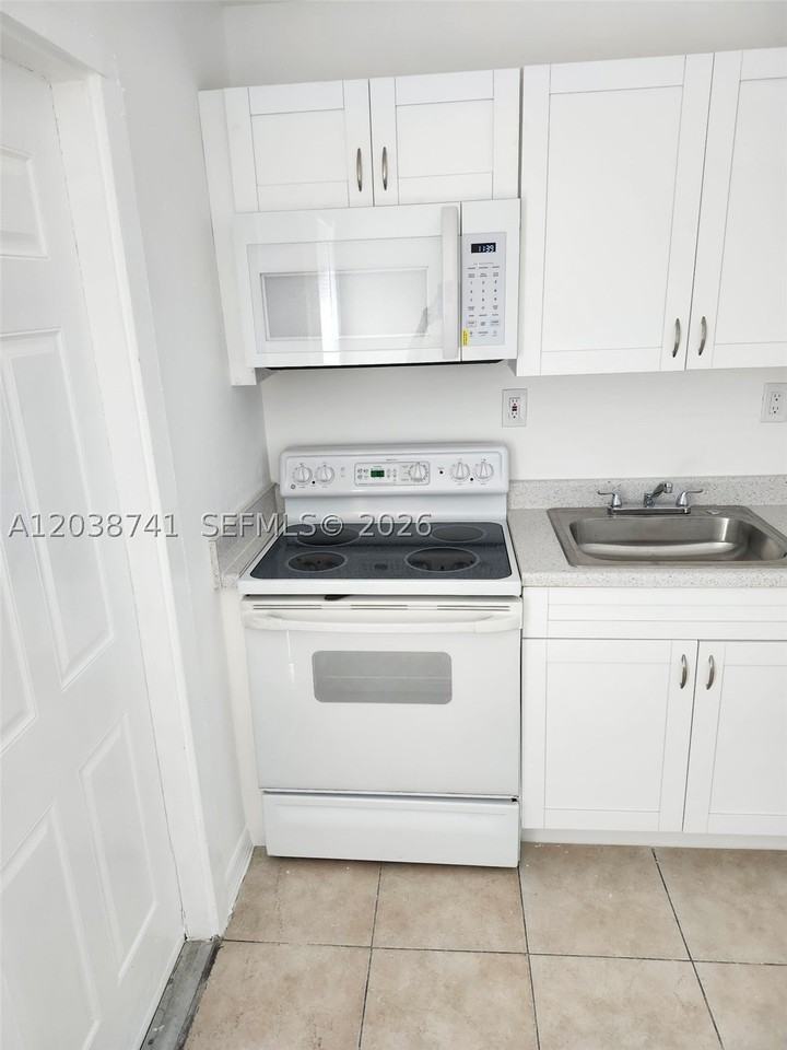 726 21st St #3 - Photo 2 of 3