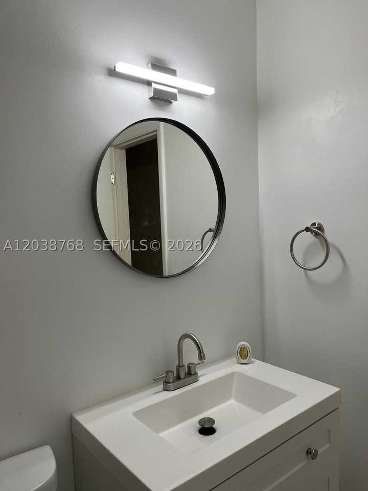 325 Ne 2nd St #5 - Photo 3 of 9