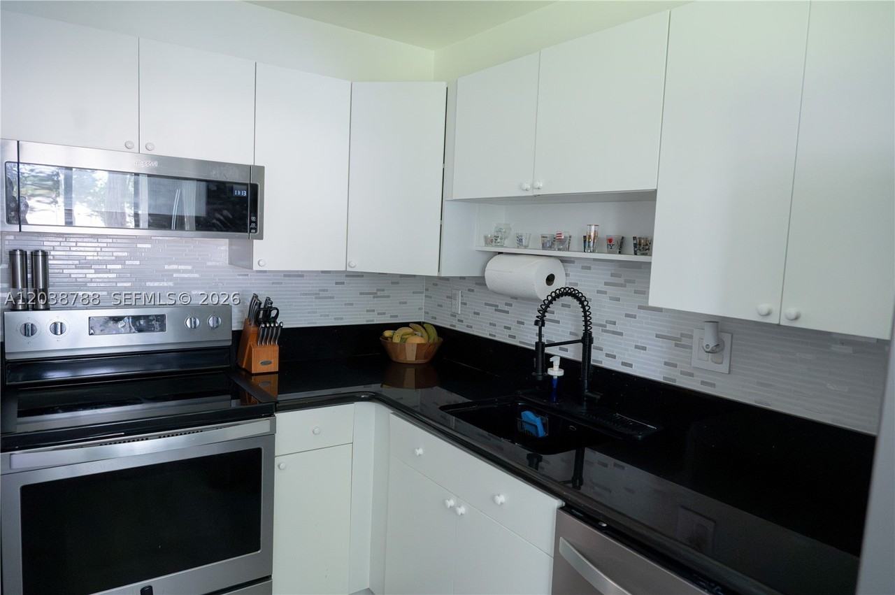 508 Gardens Dr #202 - Photo 3 of 21