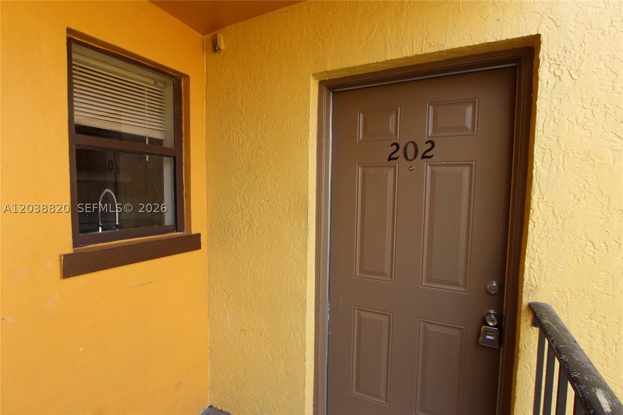 650 Nw 114th Ave #202 - Photo 3 of 23