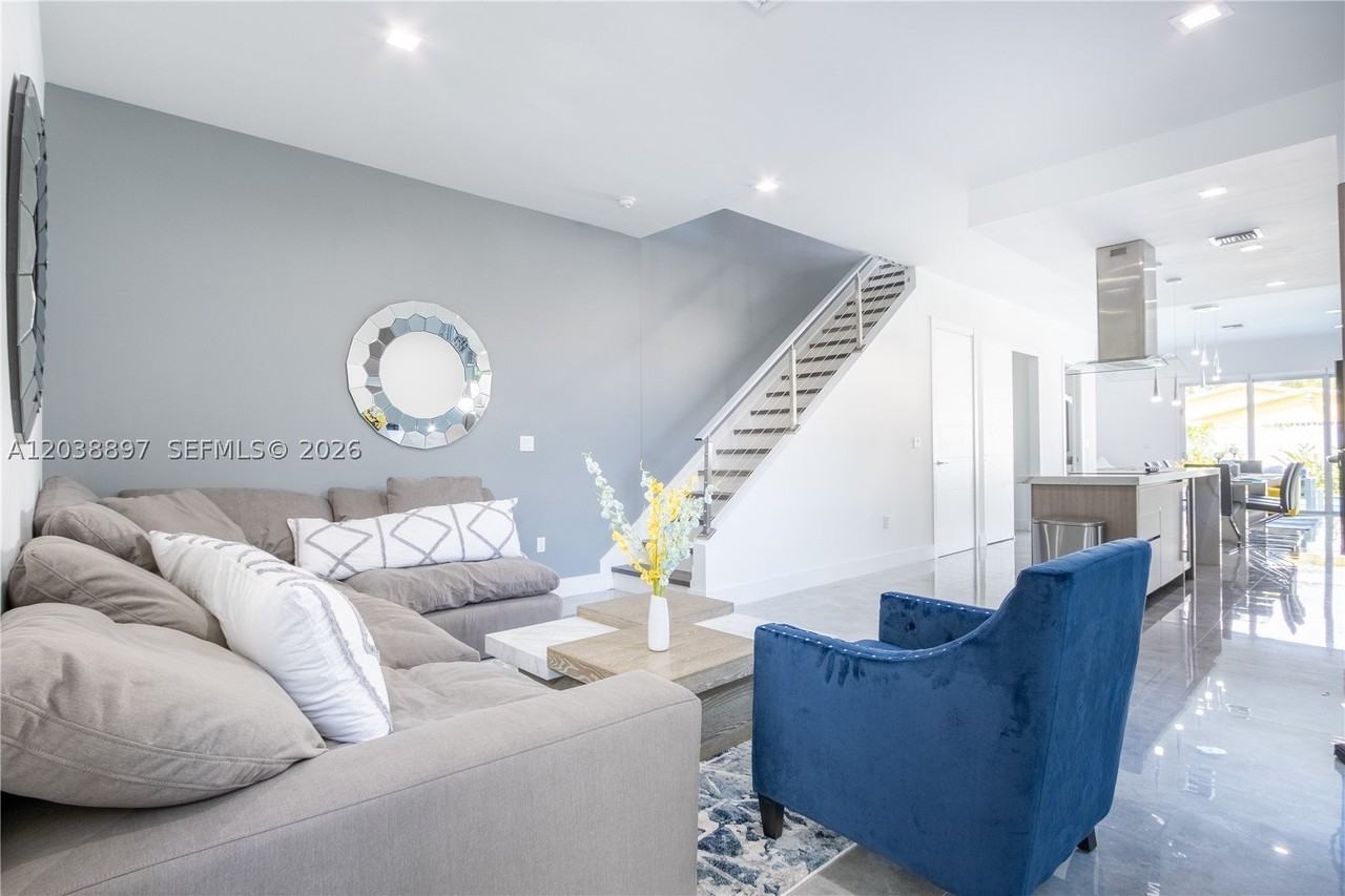 3461 Sw 25th St #B - Photo 2 of 23