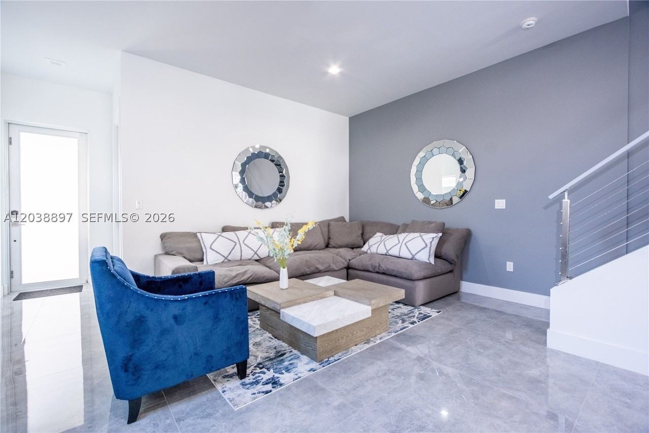 3461 Sw 25th St #B - Photo 3 of 23