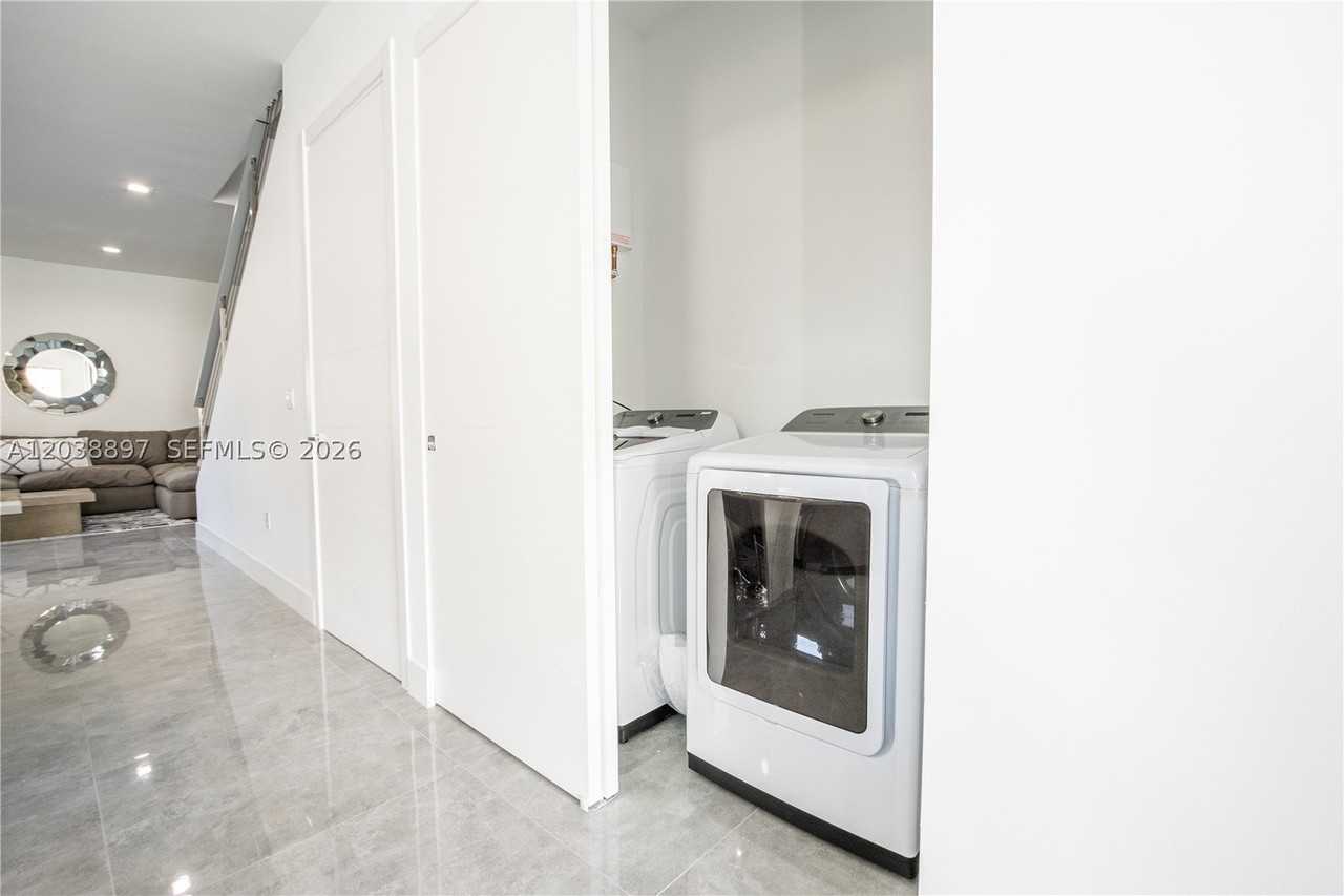 3461 Sw 25th St #B - Photo 5 of 23