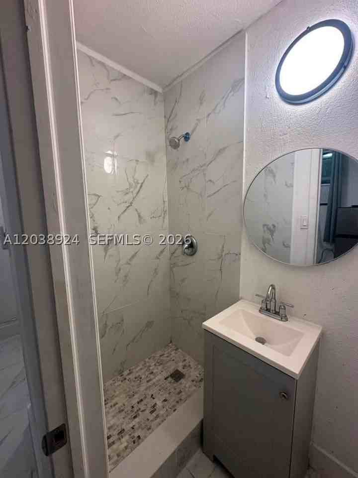 655 Nw 2nd St #A - Photo 4 of 13