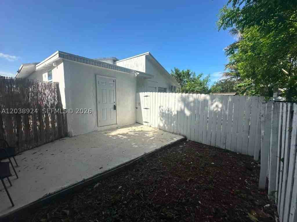 655 Nw 2nd St #A - Photo 6 of 13