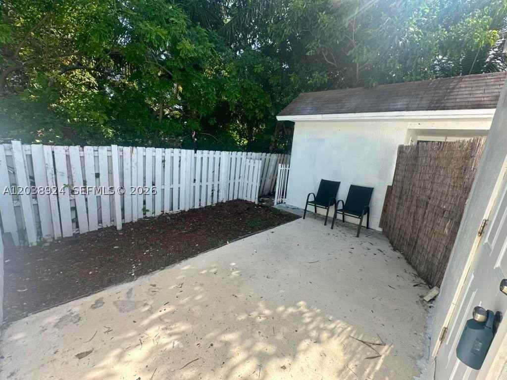 655 Nw 2nd St #A - Photo 7 of 13