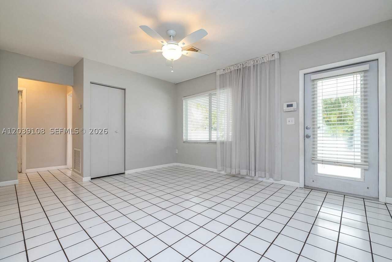 1029 Ne 113th St - Photo 4 of 13