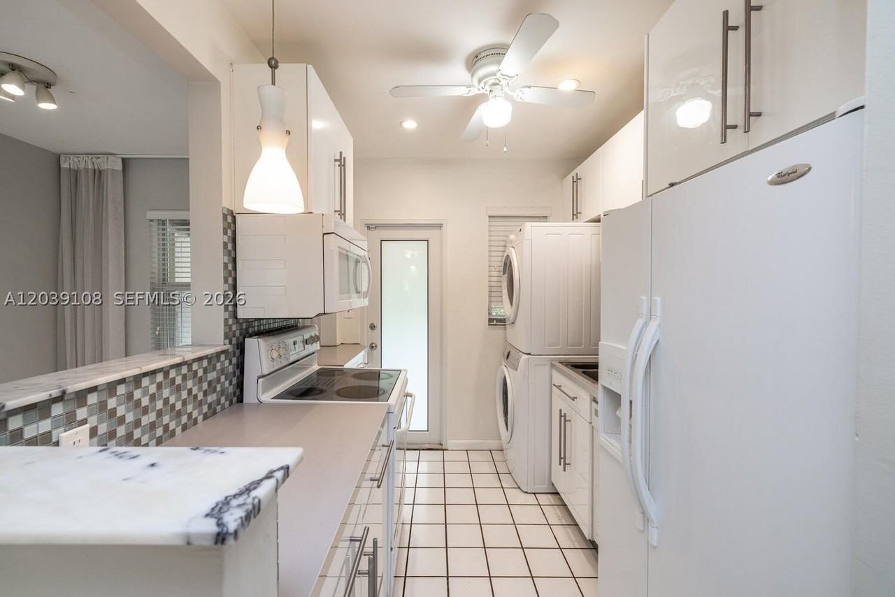 1029 Ne 113th St - Photo 6 of 13