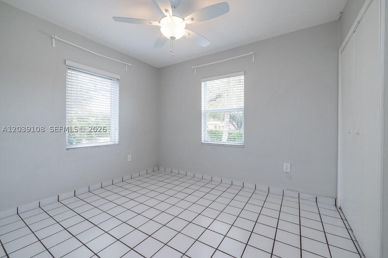 1029 Ne 113th St - Photo 2 of 11