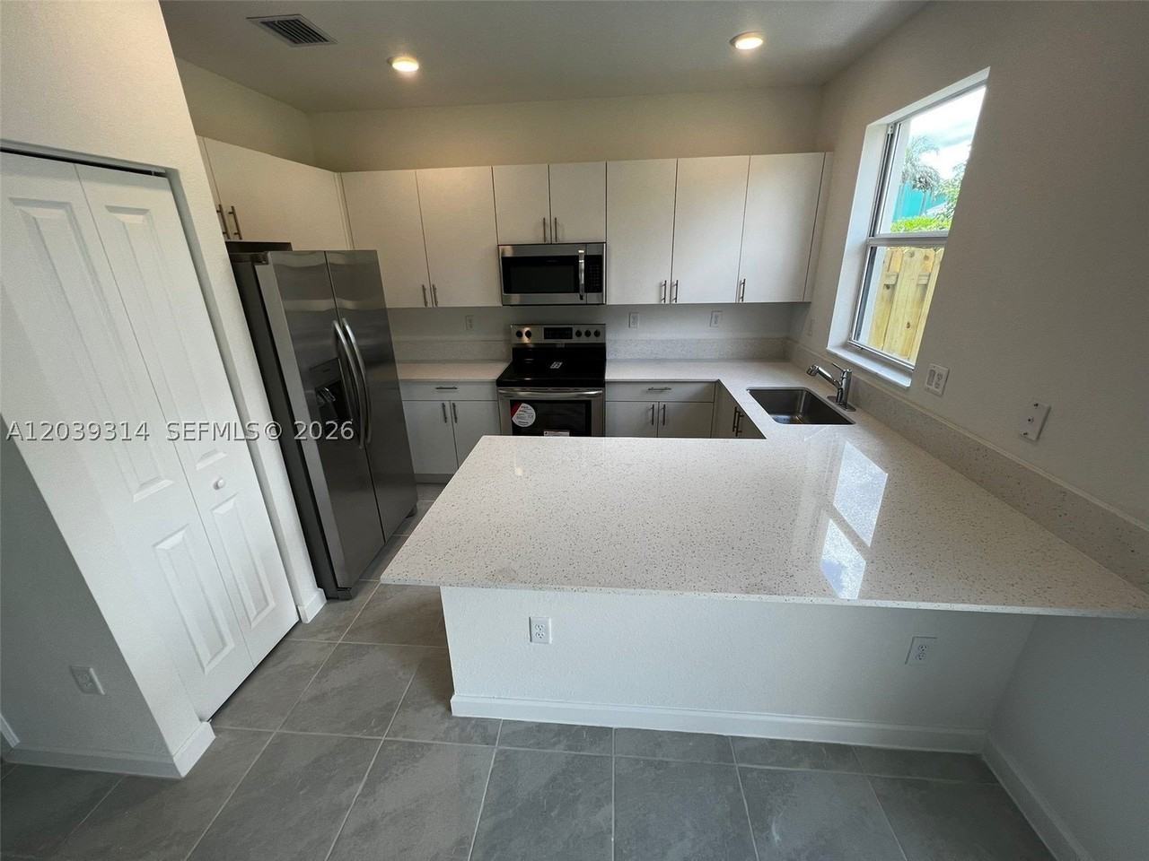 1810 Se 26th Ter #1810 - Photo 4 of 20