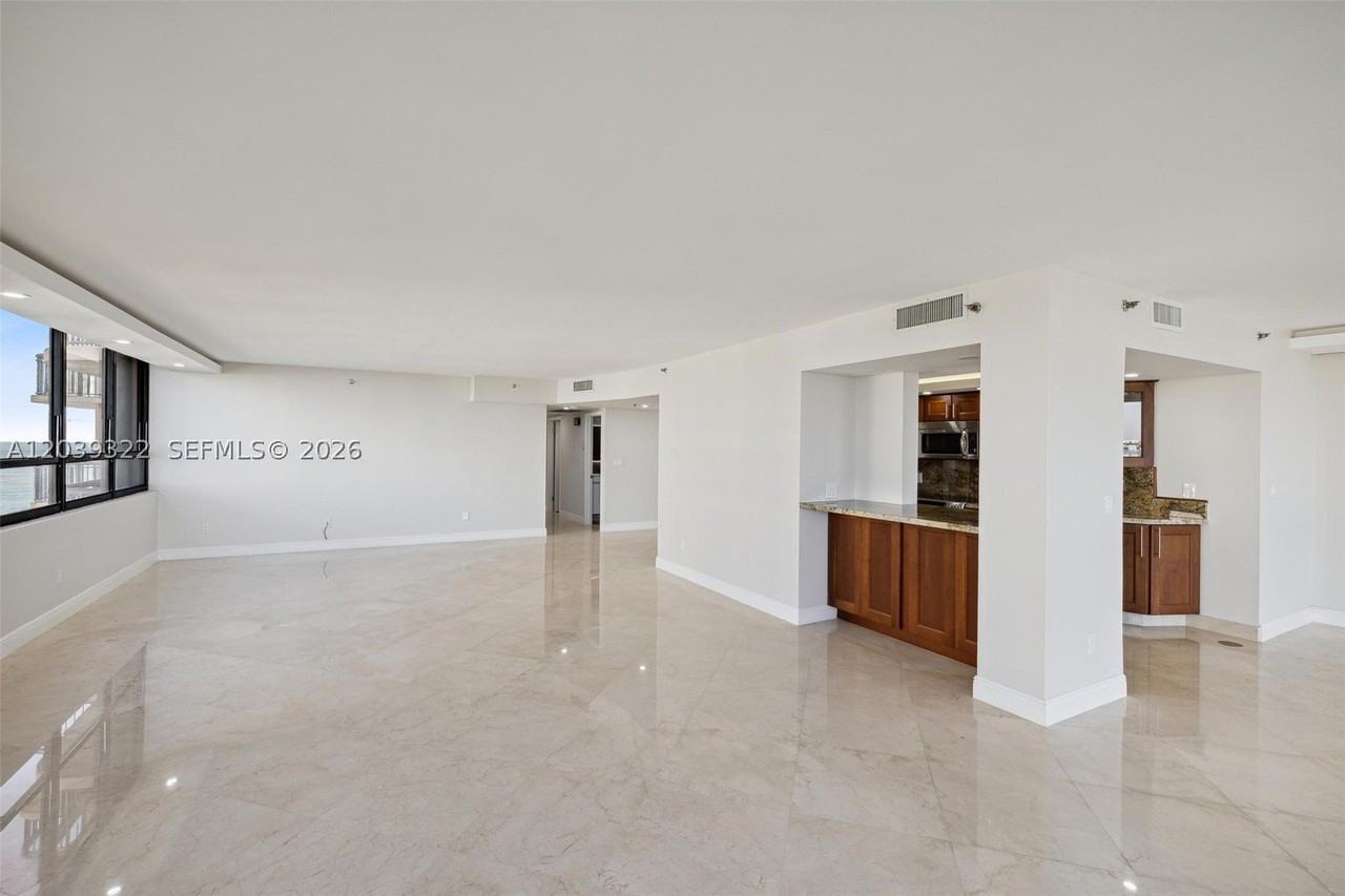10175 Collins Ave #907 - Photo 4 of 32