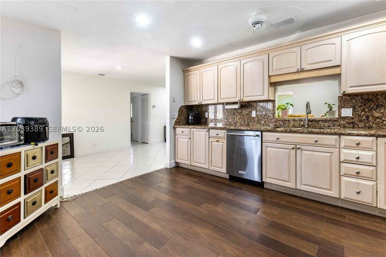 19323 Carolina Cir - Photo 2 of 29