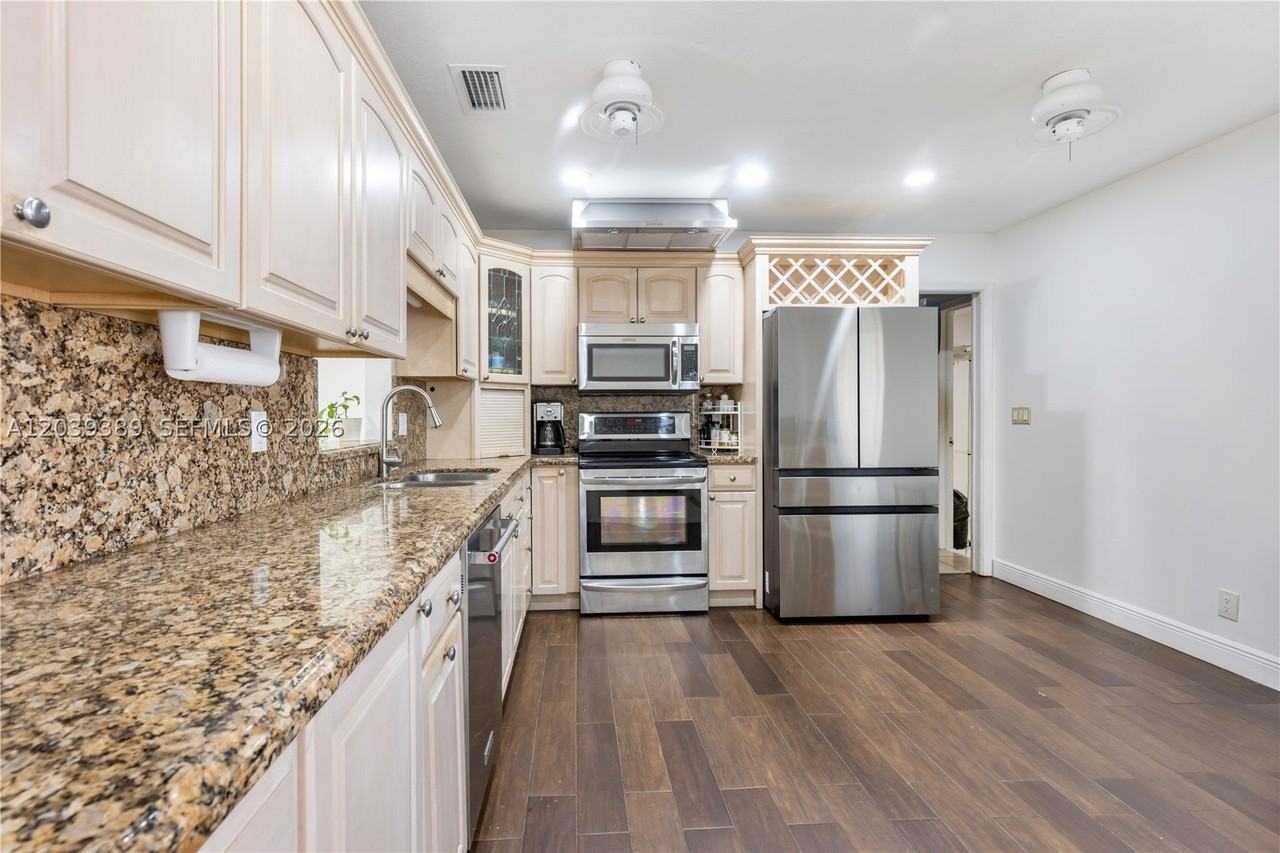 19323 Carolina Cir - Photo 4 of 29