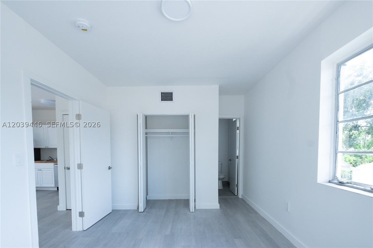 423 Ne 71st St #4 - Photo 6 of 17