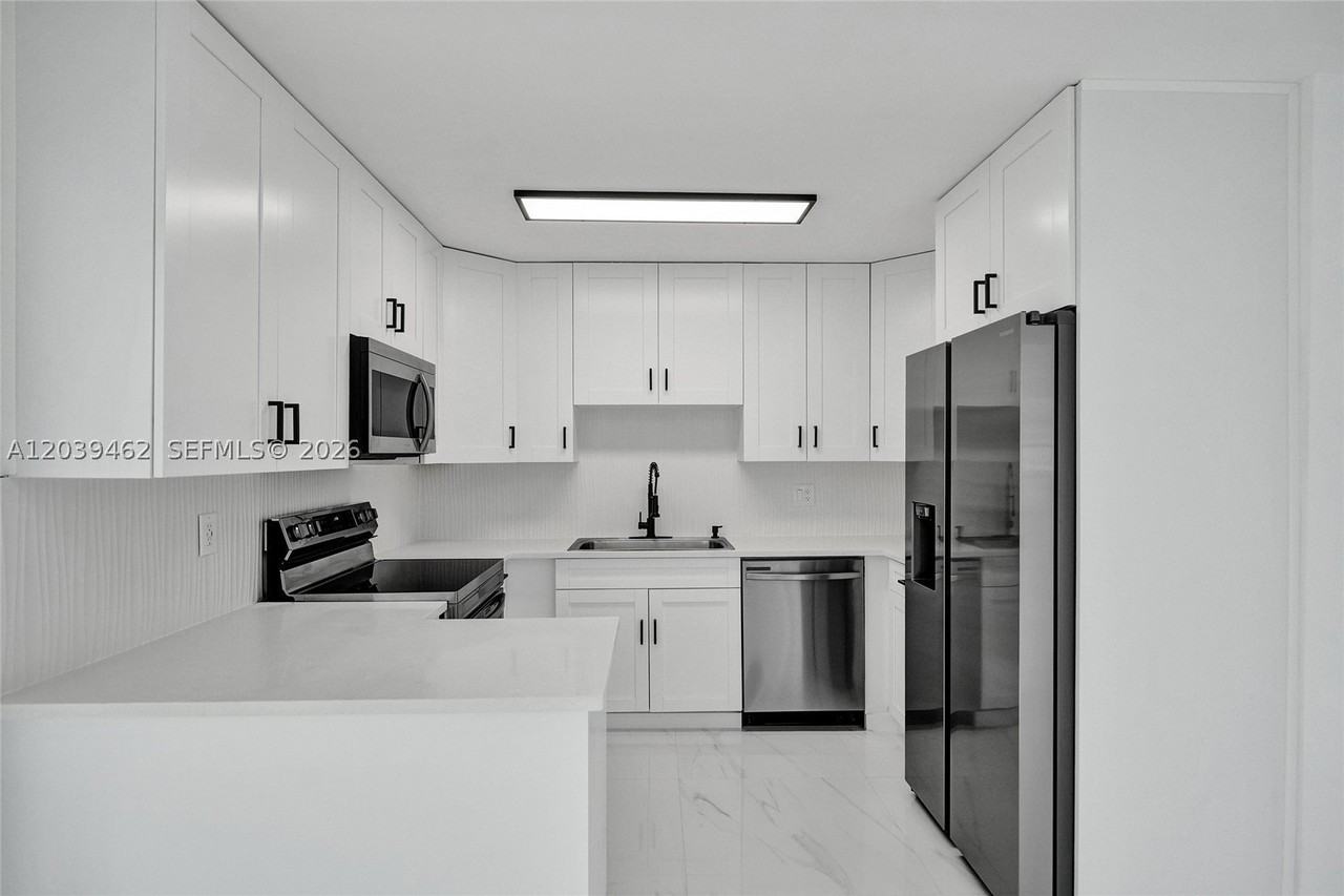 1220 Ne 8th St - Photo 2 of 20