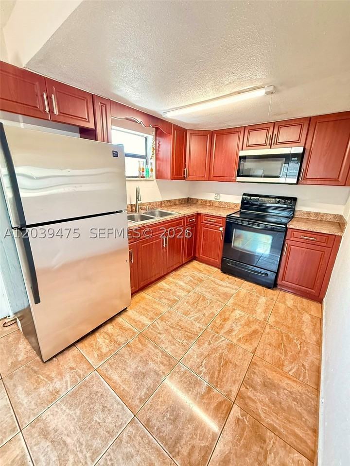 204 Nw 28th Ave - Photo 3 of 11