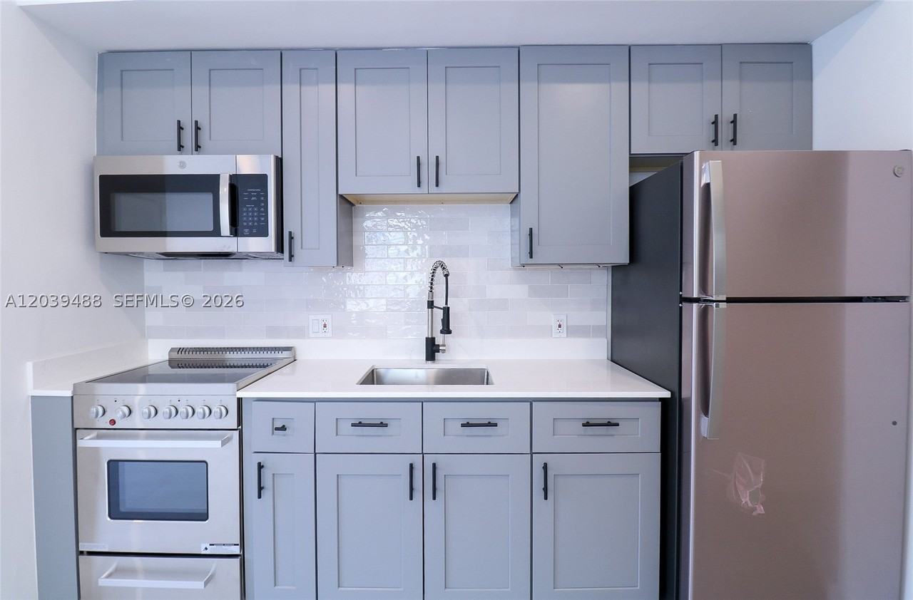 221 Sw 11th Ave #2 - Photo 3 of 16