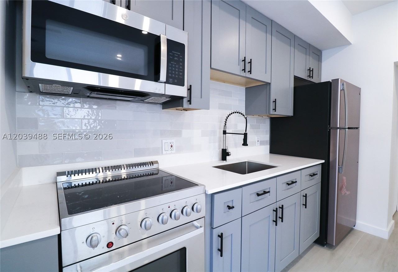 221 Sw 11th Ave #2 - Photo 4 of 16
