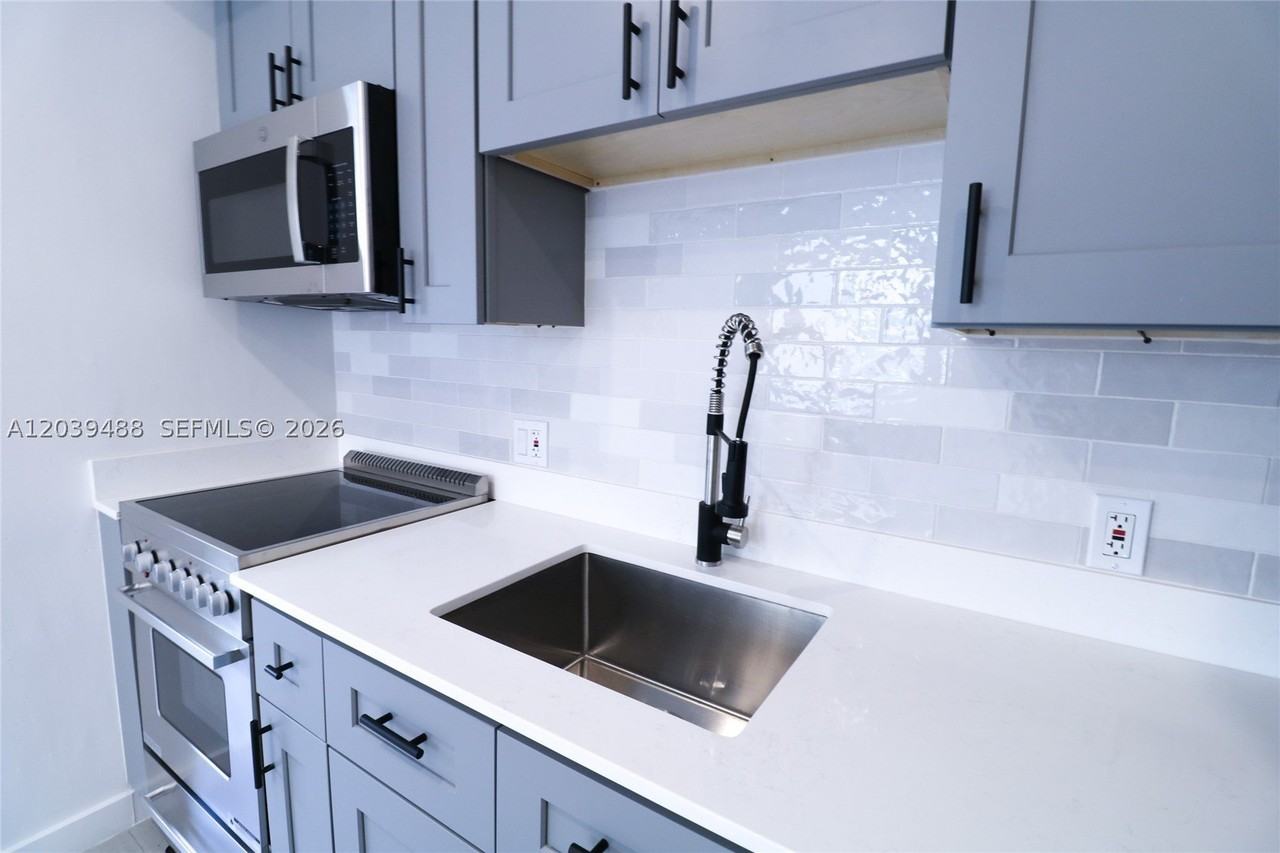 221 Sw 11th Ave #2 - Photo 5 of 16