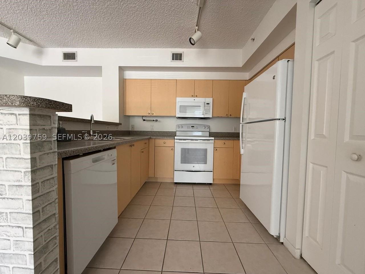 8050 N Nob Hill Rd #105 - Photo 3 of 11