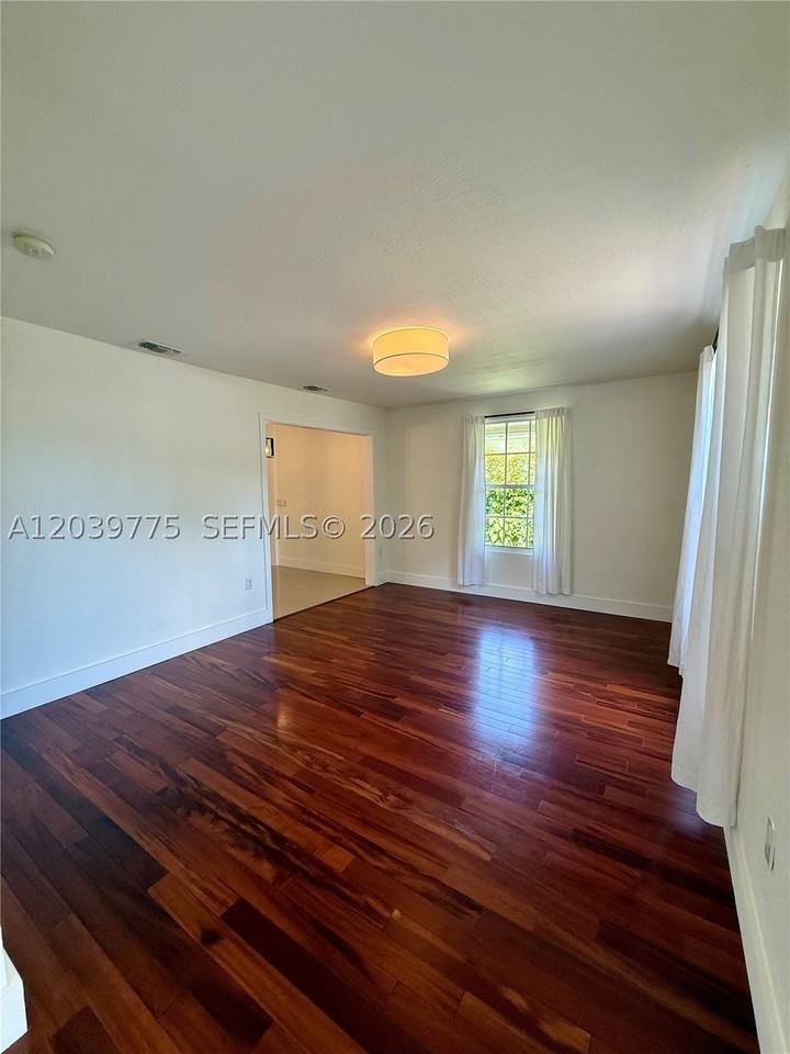 4456 Sw 10th St - Photo 4 of 18