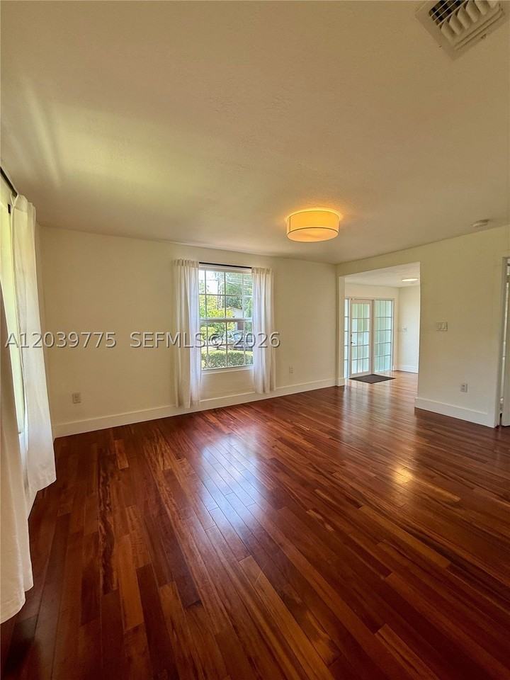 4456 Sw 10th St - Photo 5 of 18