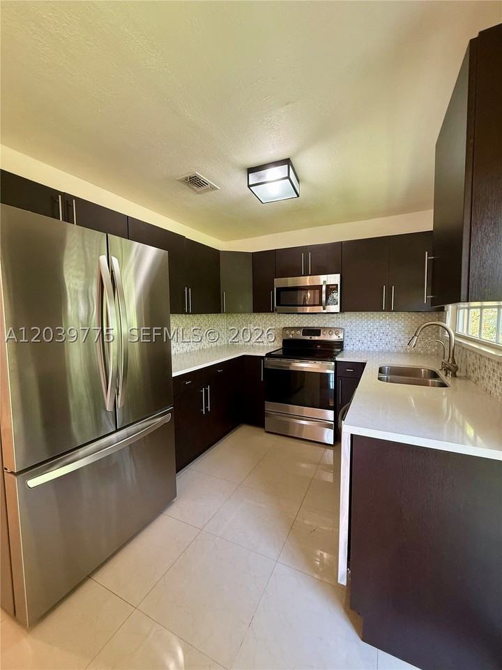 4456 Sw 10th St - Photo 6 of 18