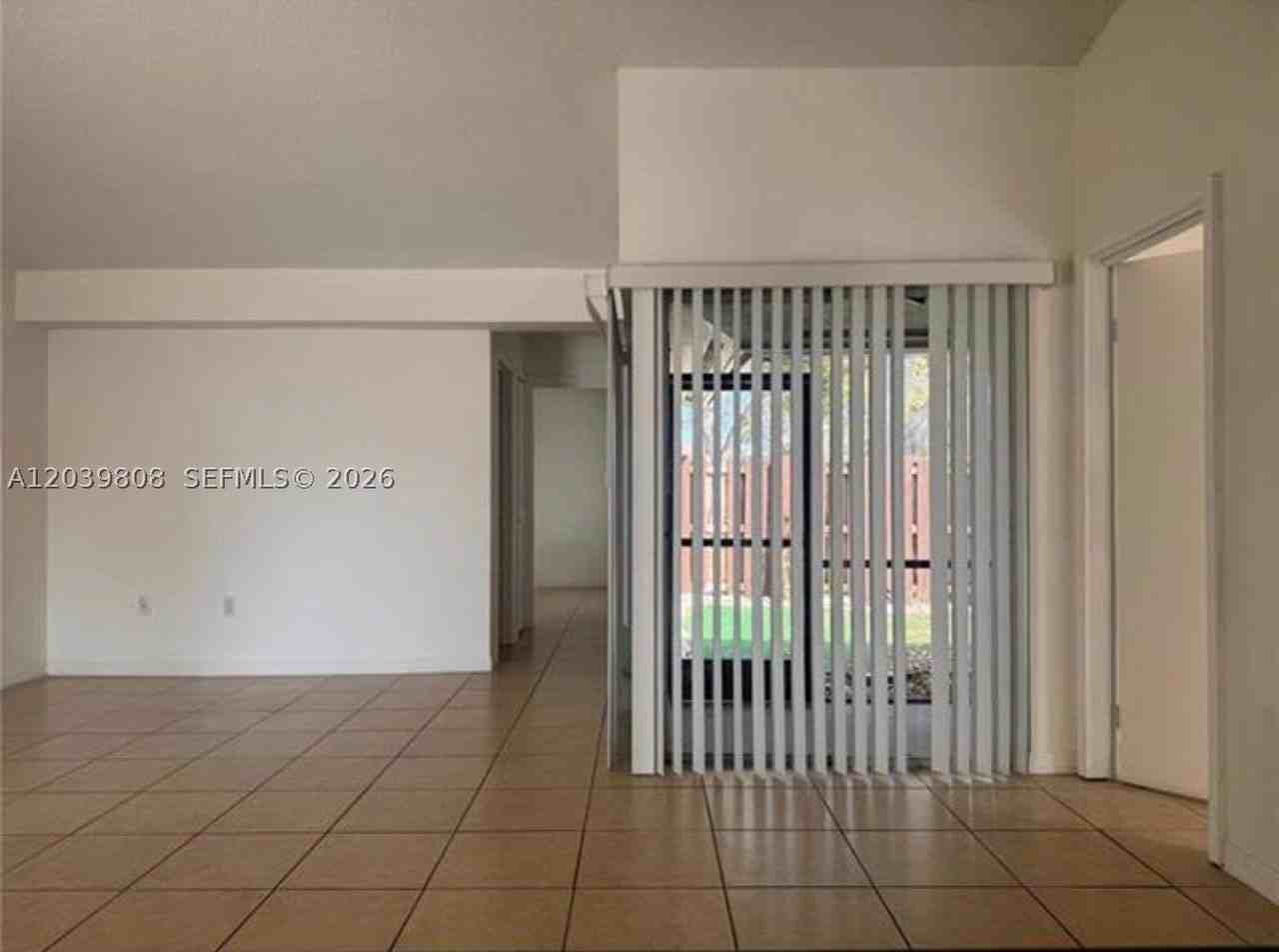 819 Ne 214th Ln #1 - Photo 5 of 15