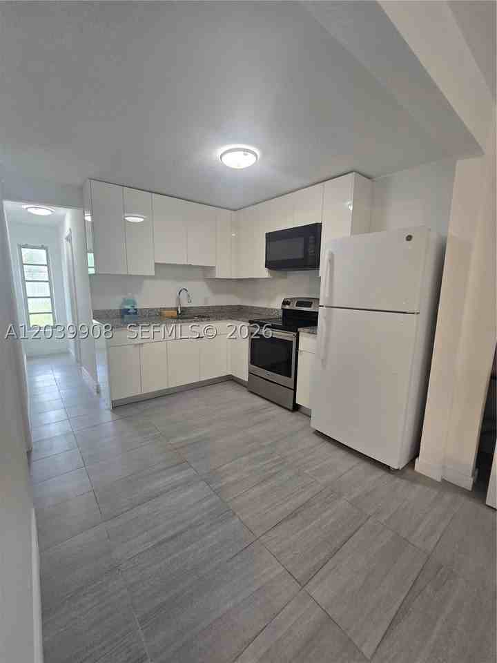 237 Sw 13th St #5 - Photo 2 of 7