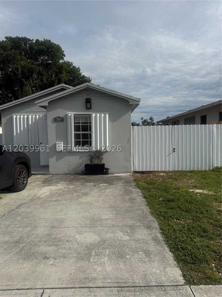 713 Nw 4th St - Photo 2 of 15