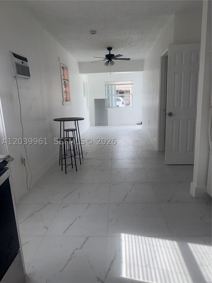 713 Nw 4th St - Photo 3 of 15