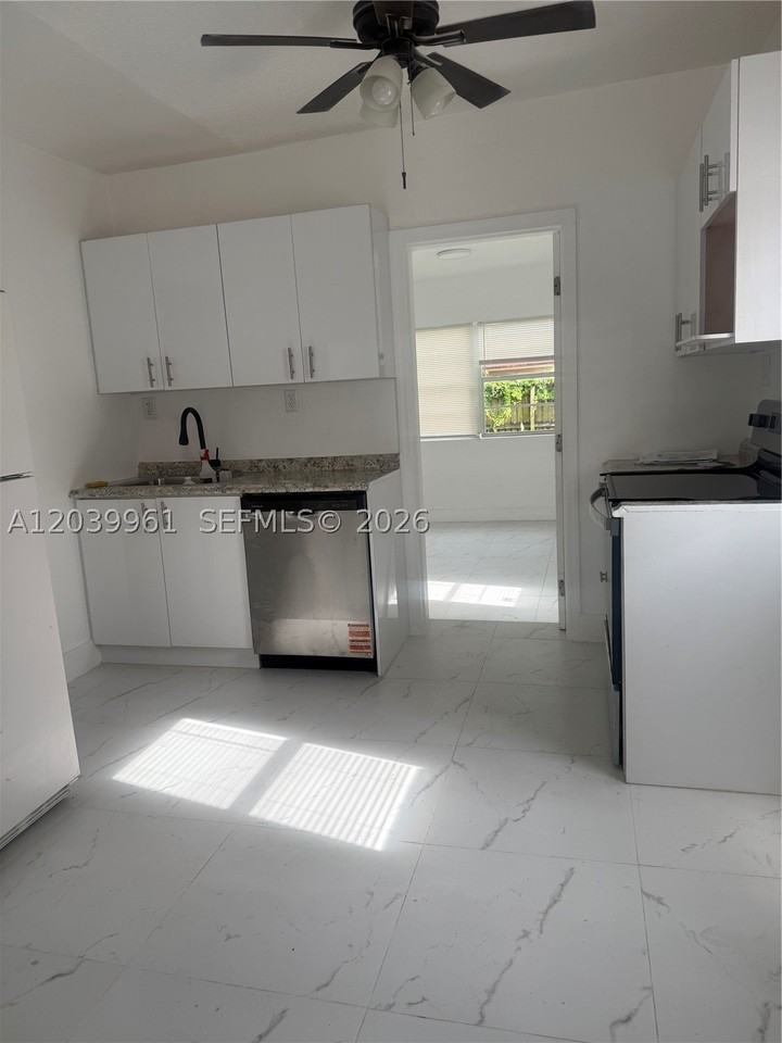 713 Nw 4th St - Photo 5 of 15
