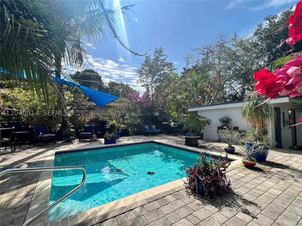 590 Nw 40th Ct #3