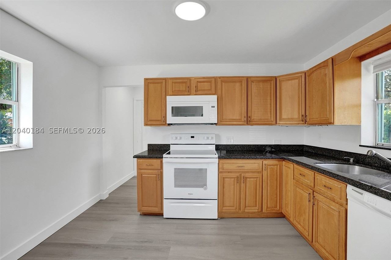 2804 Sw 16th St - Photo 7 of 17
