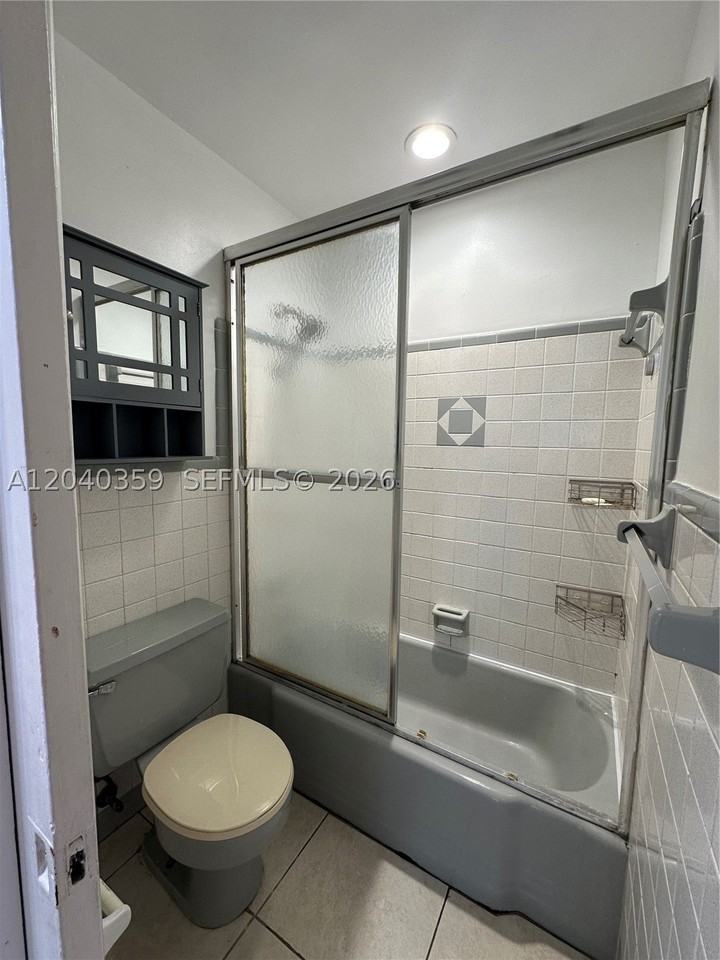 819 Ne 8th St #2 - Photo 5 of 9