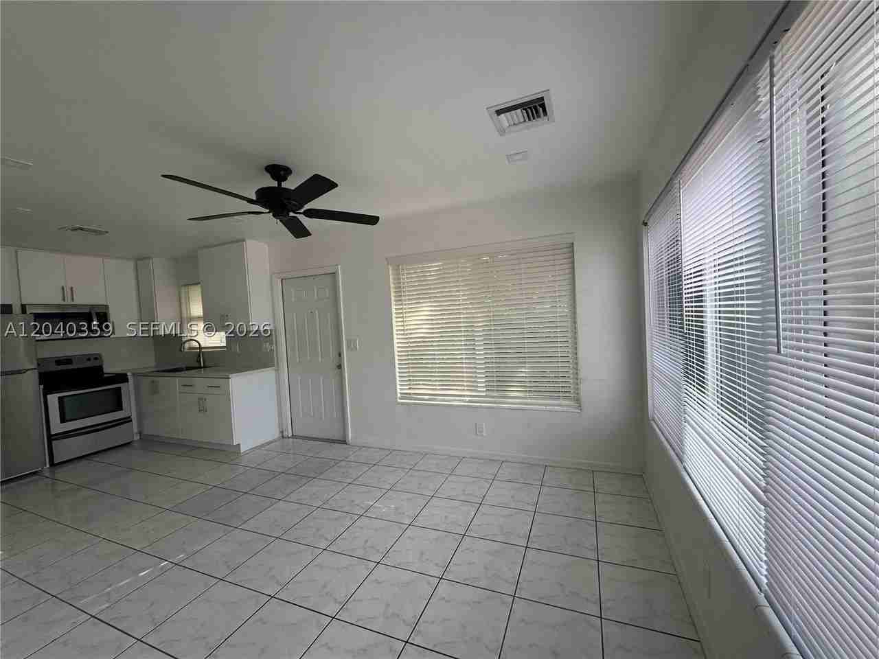 819 Ne 8th St #2 - Photo 6 of 9
