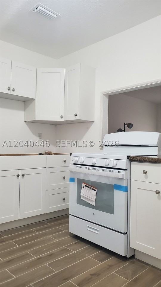 905 Sw 4th Ter #E - Photo 4 of 19