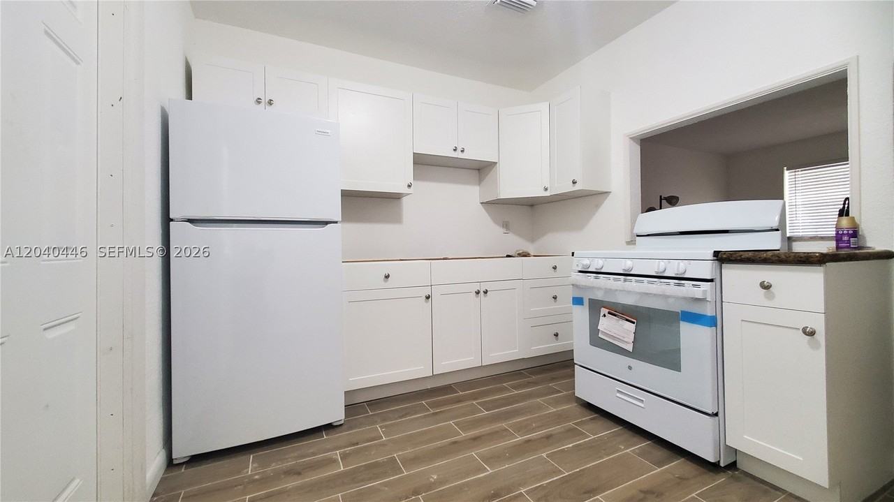 905 Sw 4th Ter #E - Photo 6 of 19